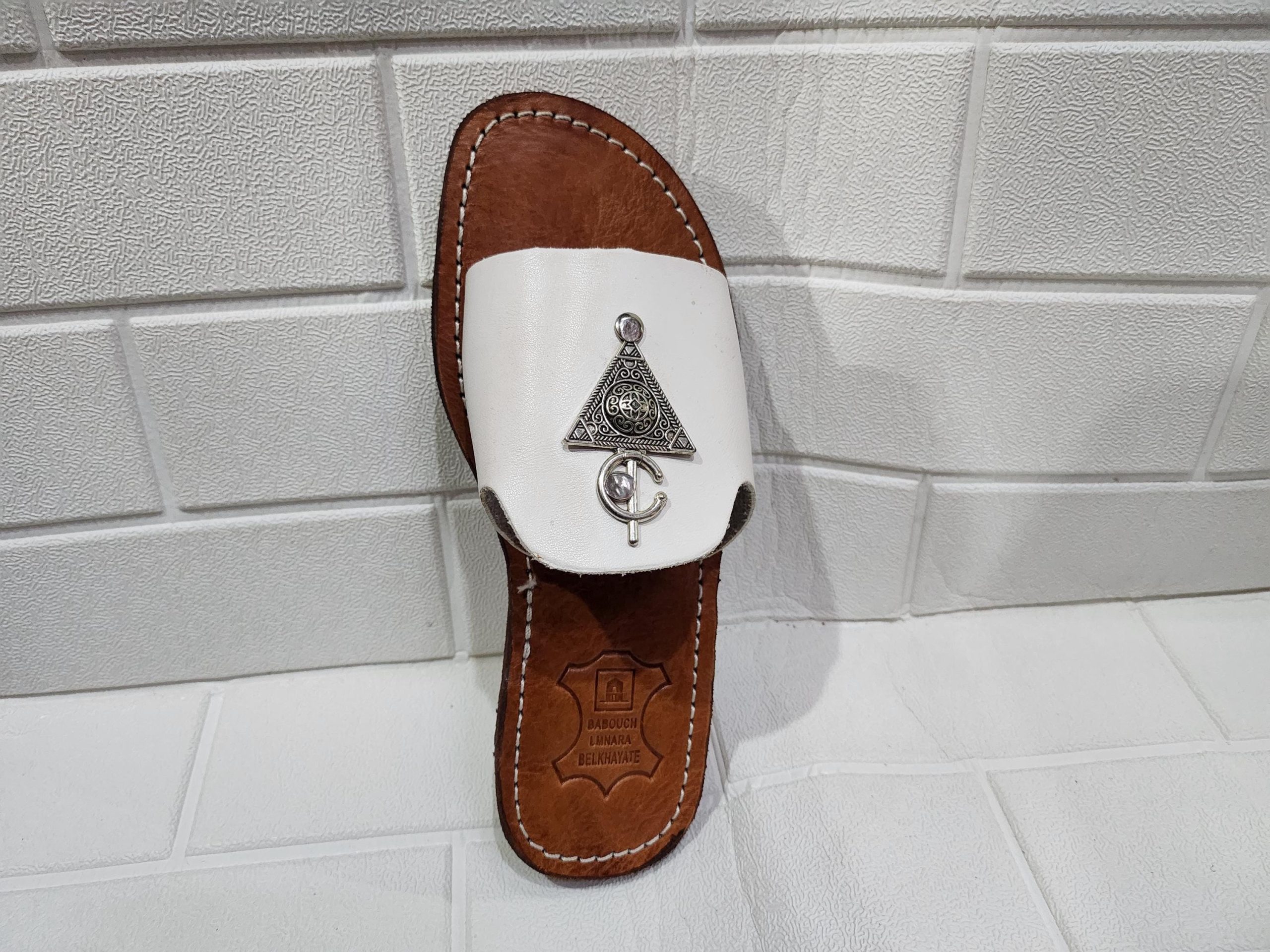 Handmade Moroccan White Leather Sandals – Silver Triangle Decor – Boho Flat Slippers For Women – Comfortable Ethnic Summer Slides – Ar